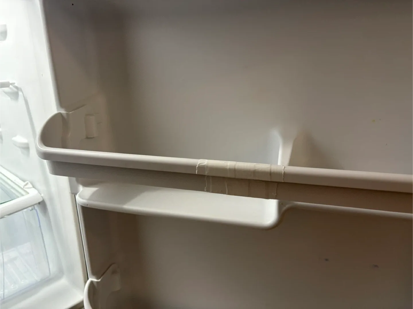 Frigidaire Top Freezer Refrigerator - Silver image indicator(4)