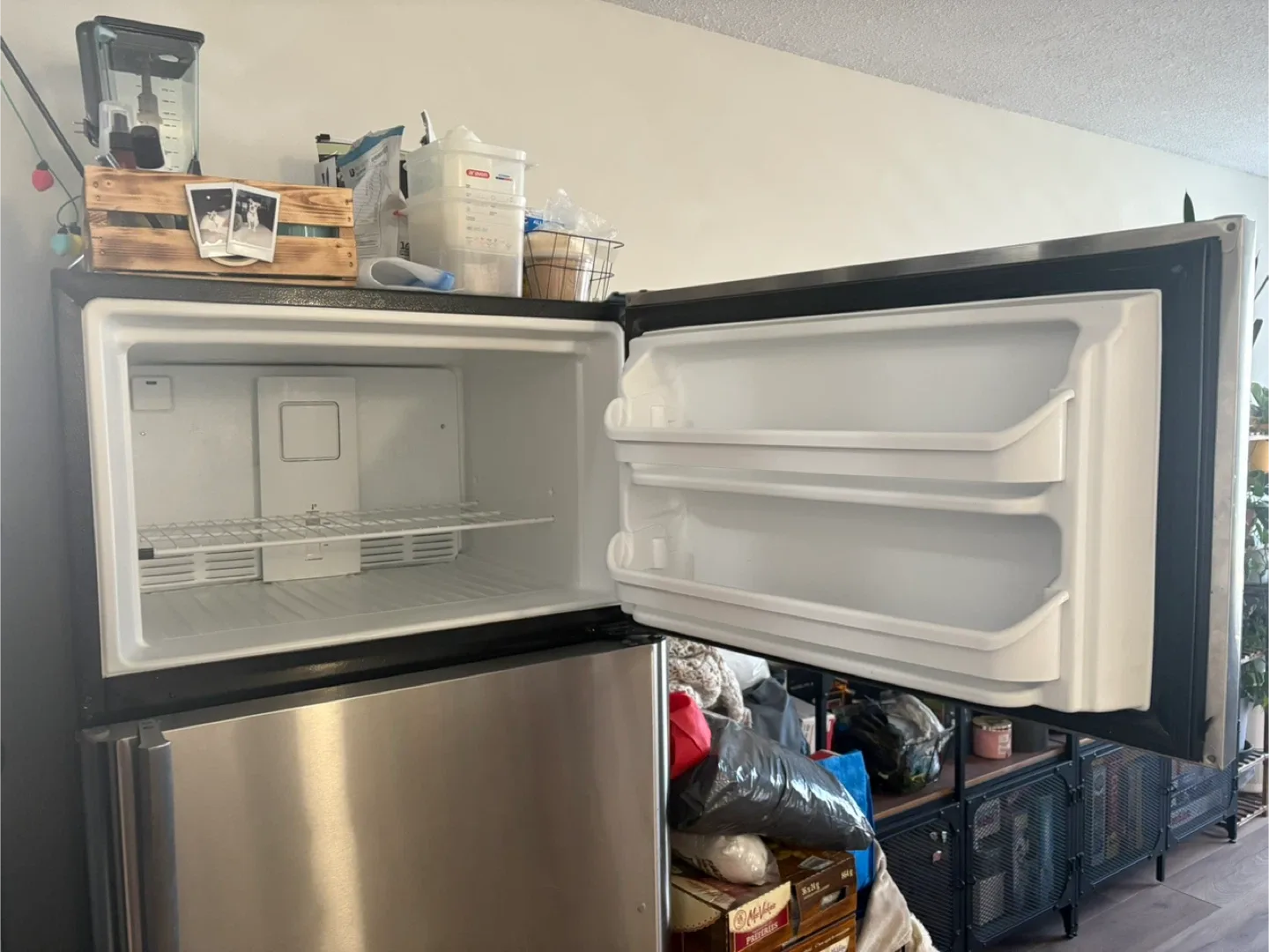 Frigidaire Top Freezer Refrigerator - Silver image indicator(3)