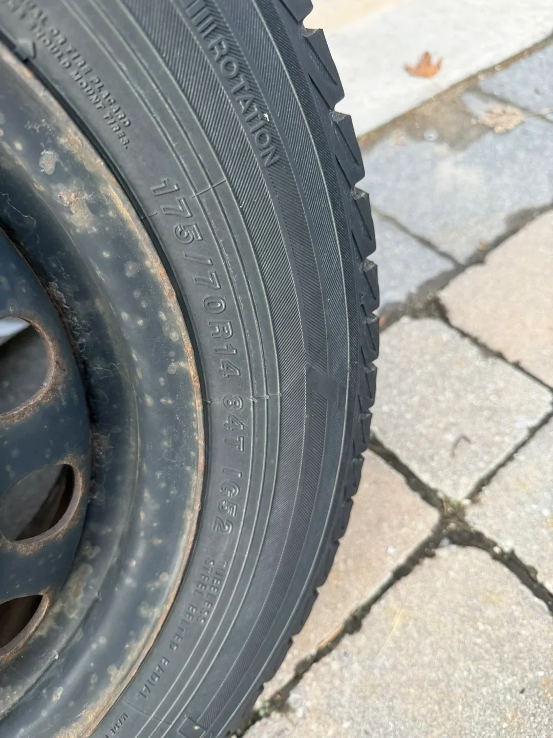 Yokohama Studless Winter Tires 175/70R14 image indicator(3)