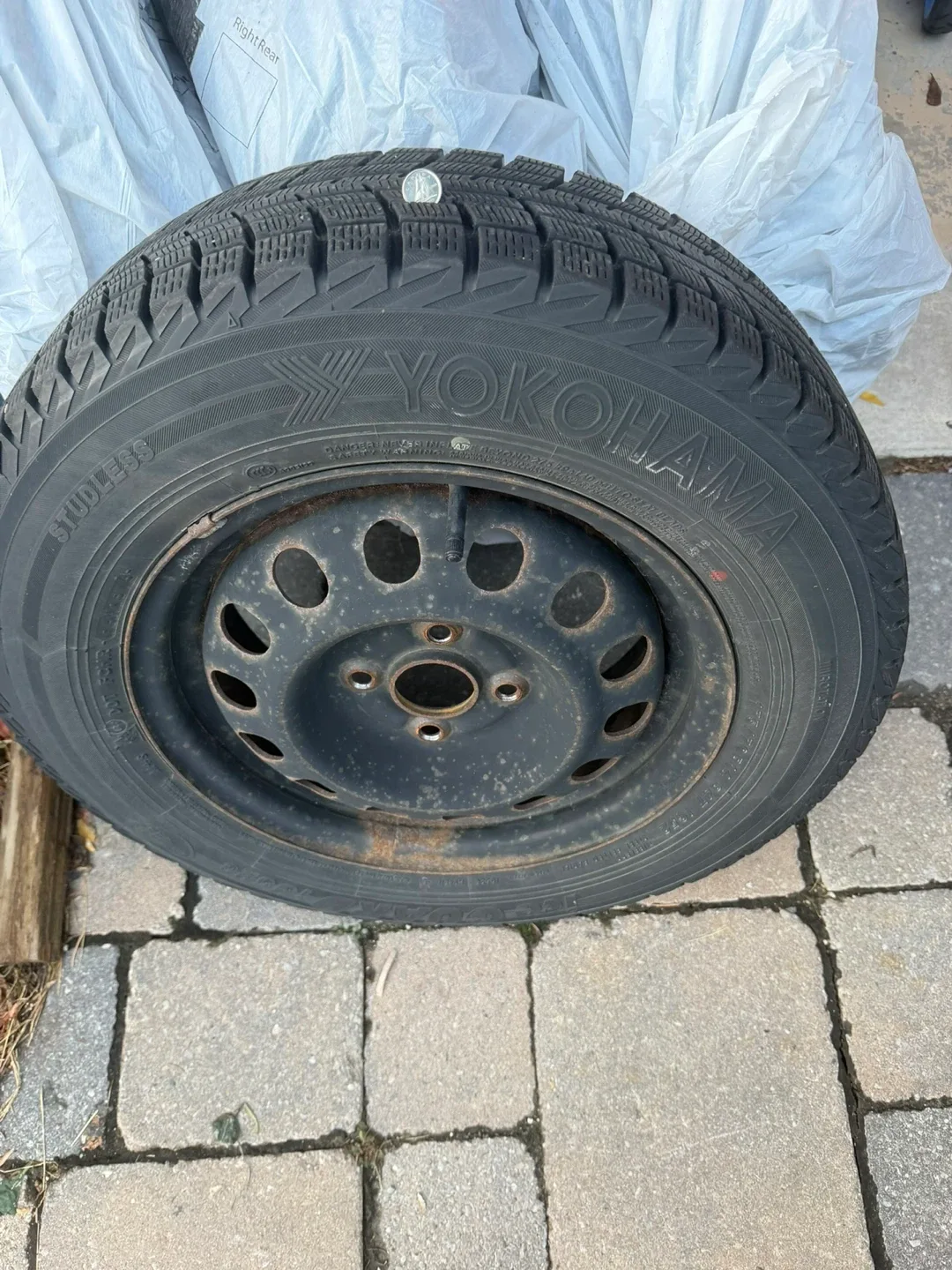 Yokohama Studless Winter Tires 175/70R14 image indicator(2)