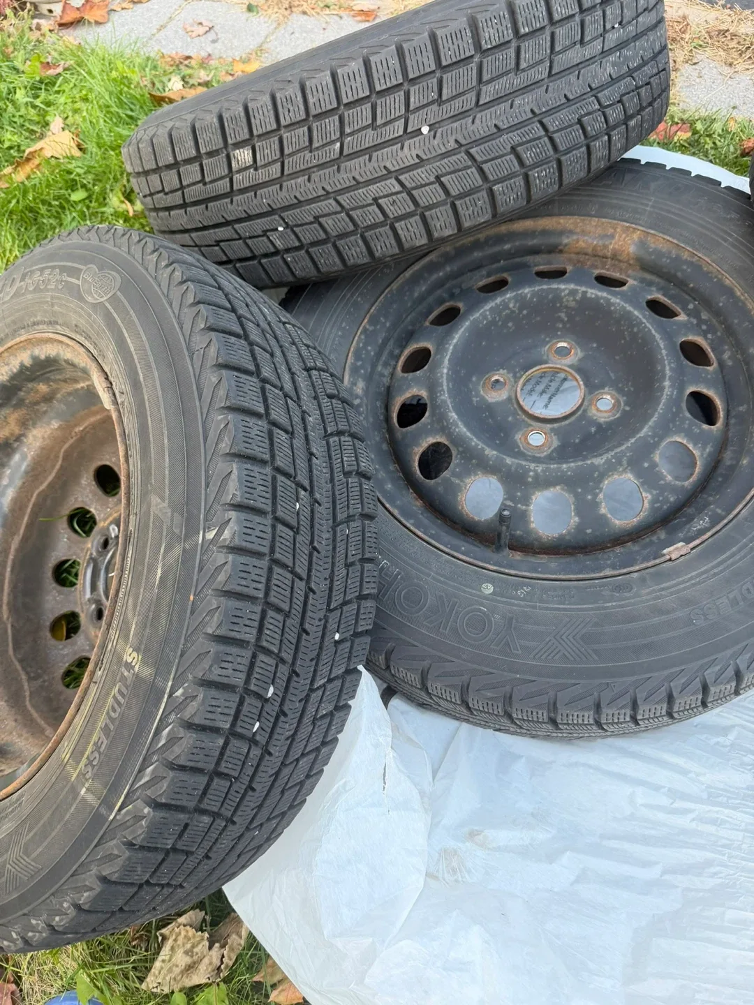 Yokohama Studless Winter Tires 175/70R14 image indicator(5)