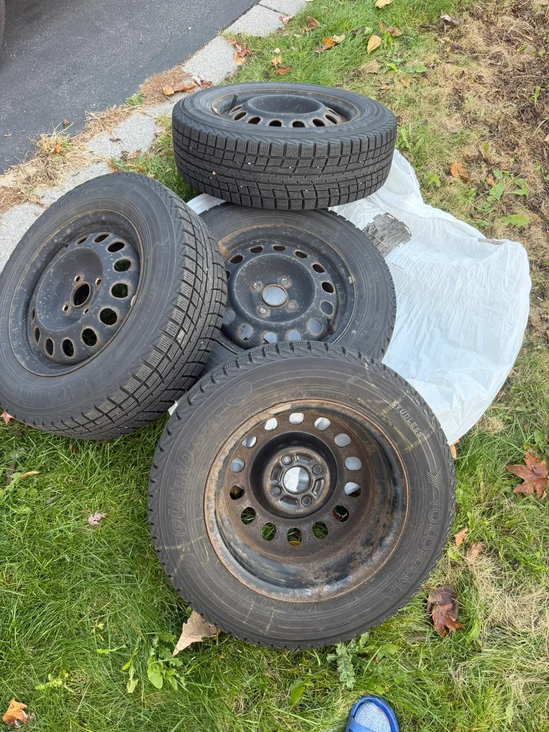 Yokohama Studless Winter Tires 175/70R14 image indicator(4)