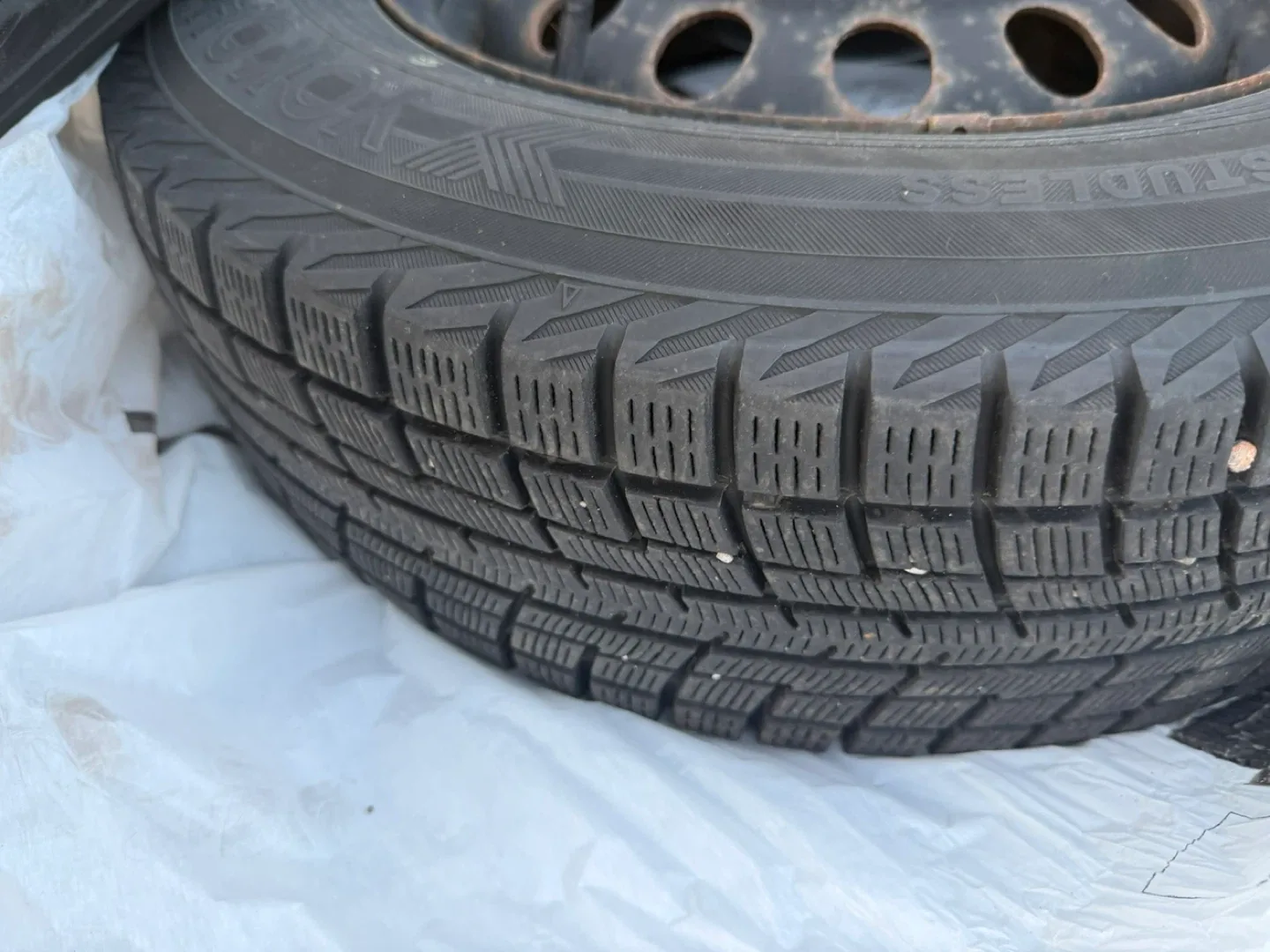Yokohama Studless Winter Tires 175/70R14 image indicator(8)