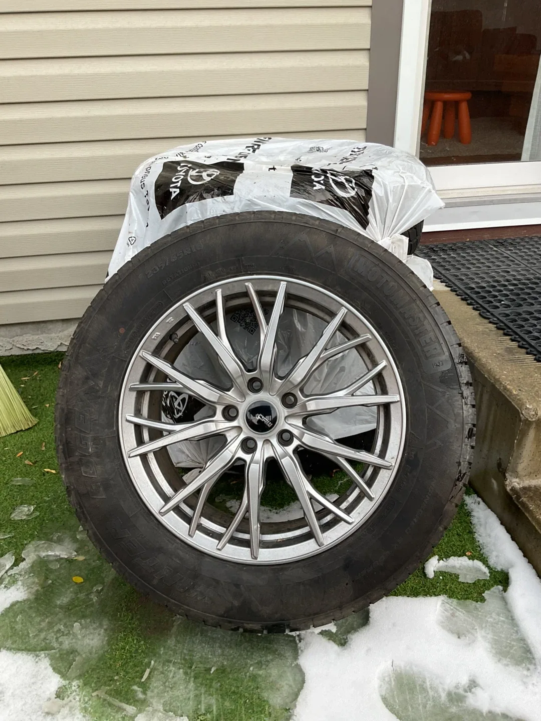 Set of 4 Motomaster Winter Tires on Rims image indicator(2)