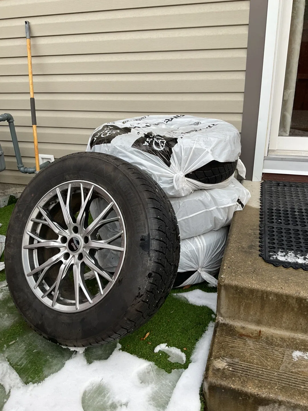 Set of 4 Motomaster Winter Tires on Rims image indicator(3)