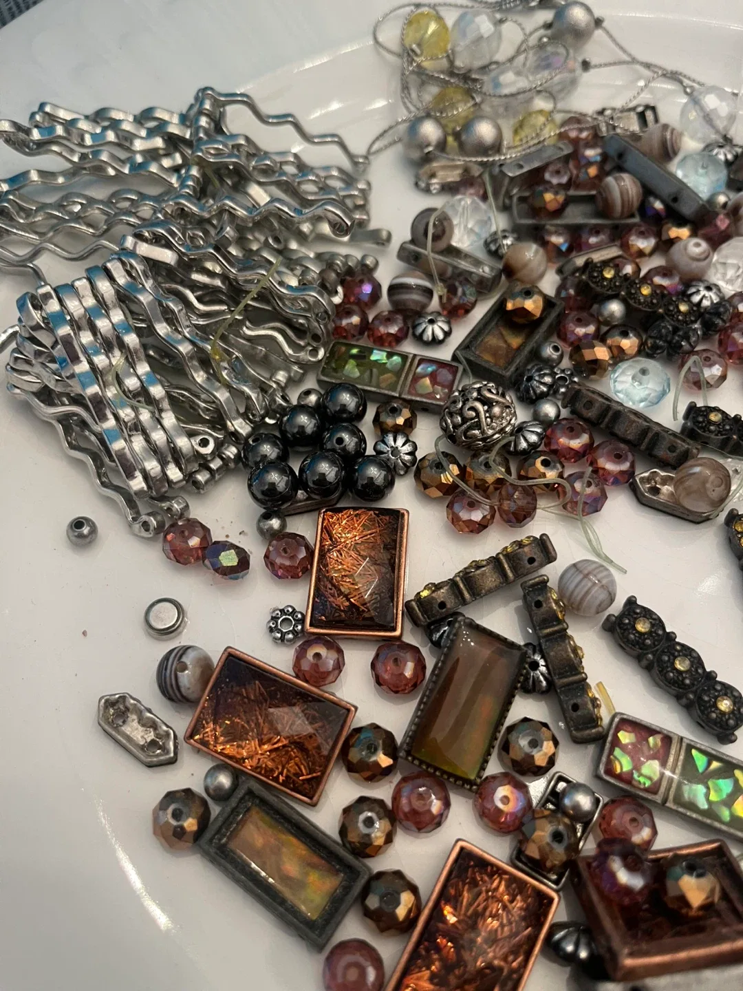Assorted pieces of broken jewellery for repurposing/crafting image indicator(3)