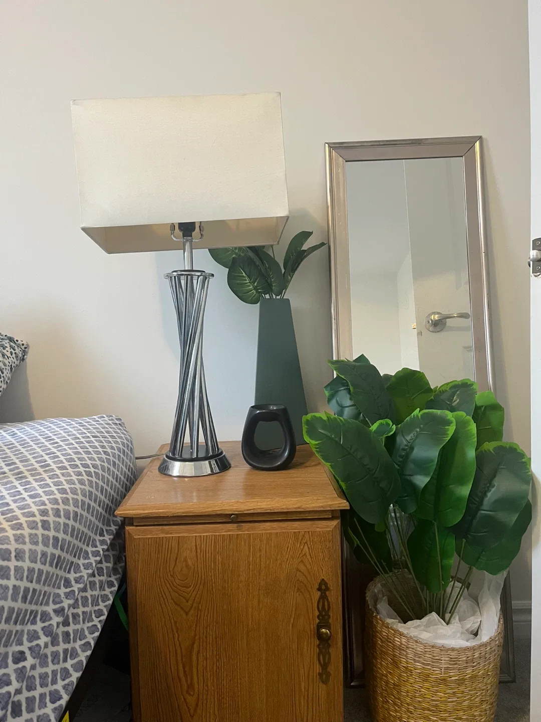 Modern Table Lamp with Rectangular Shade image indicator(2)