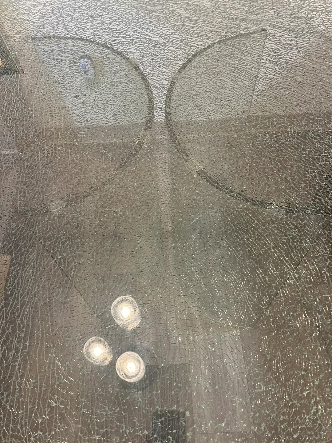 Round Glass Dining Table image indicator(2)