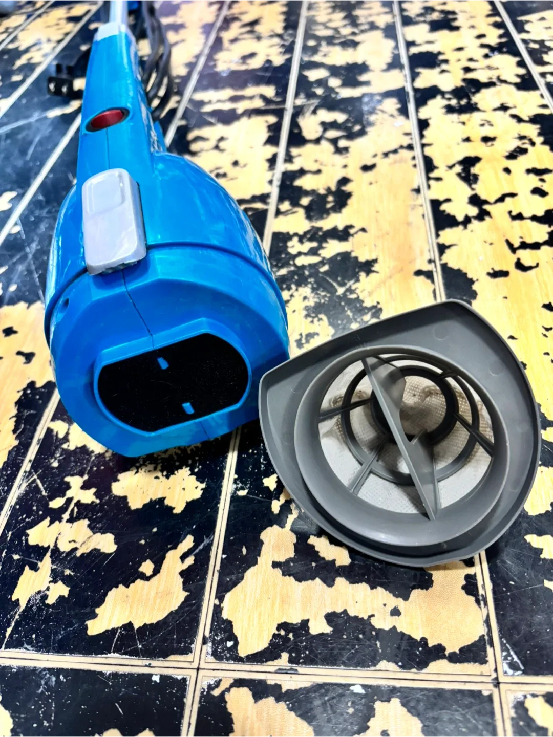 Bissell FeatherWeight Stick Lightweight Bagless Vacuum image indicator(5)