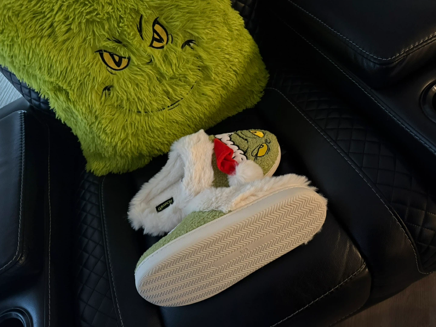 Unisex Grinch Slippers Size: 9/10 - photo 5