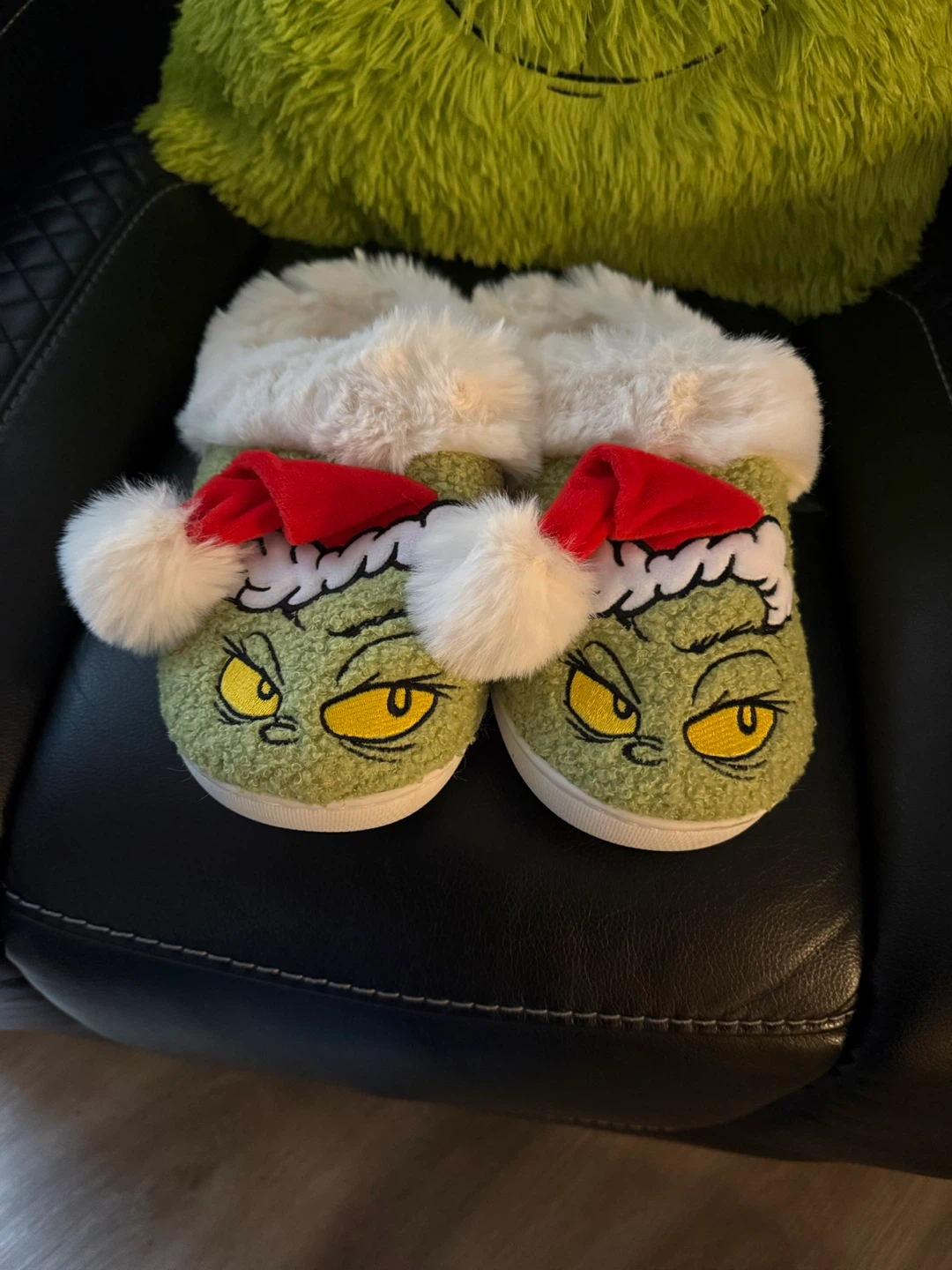 Unisex Grinch Slippers Size: 9/10