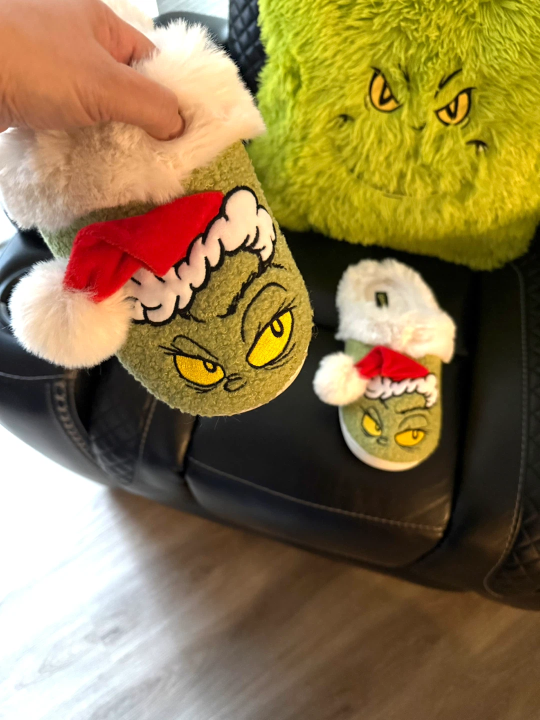 Unisex Grinch Slippers Size: 9/10 - photo 2