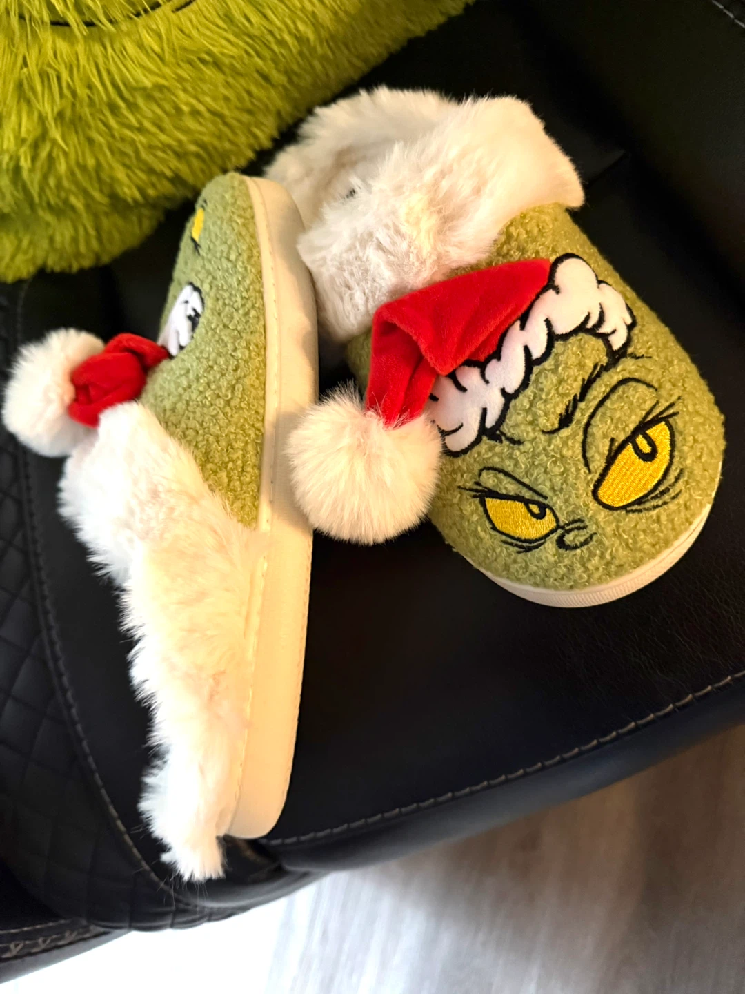 Unisex Grinch Slippers Size: 9/10 - photo 4