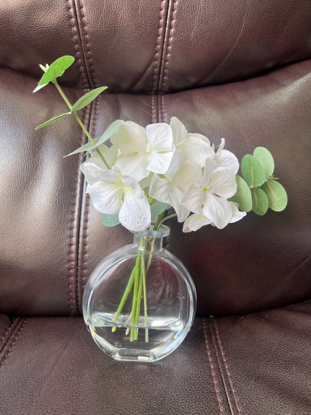 Clear Round Vase with White Flowers image indicator(2)