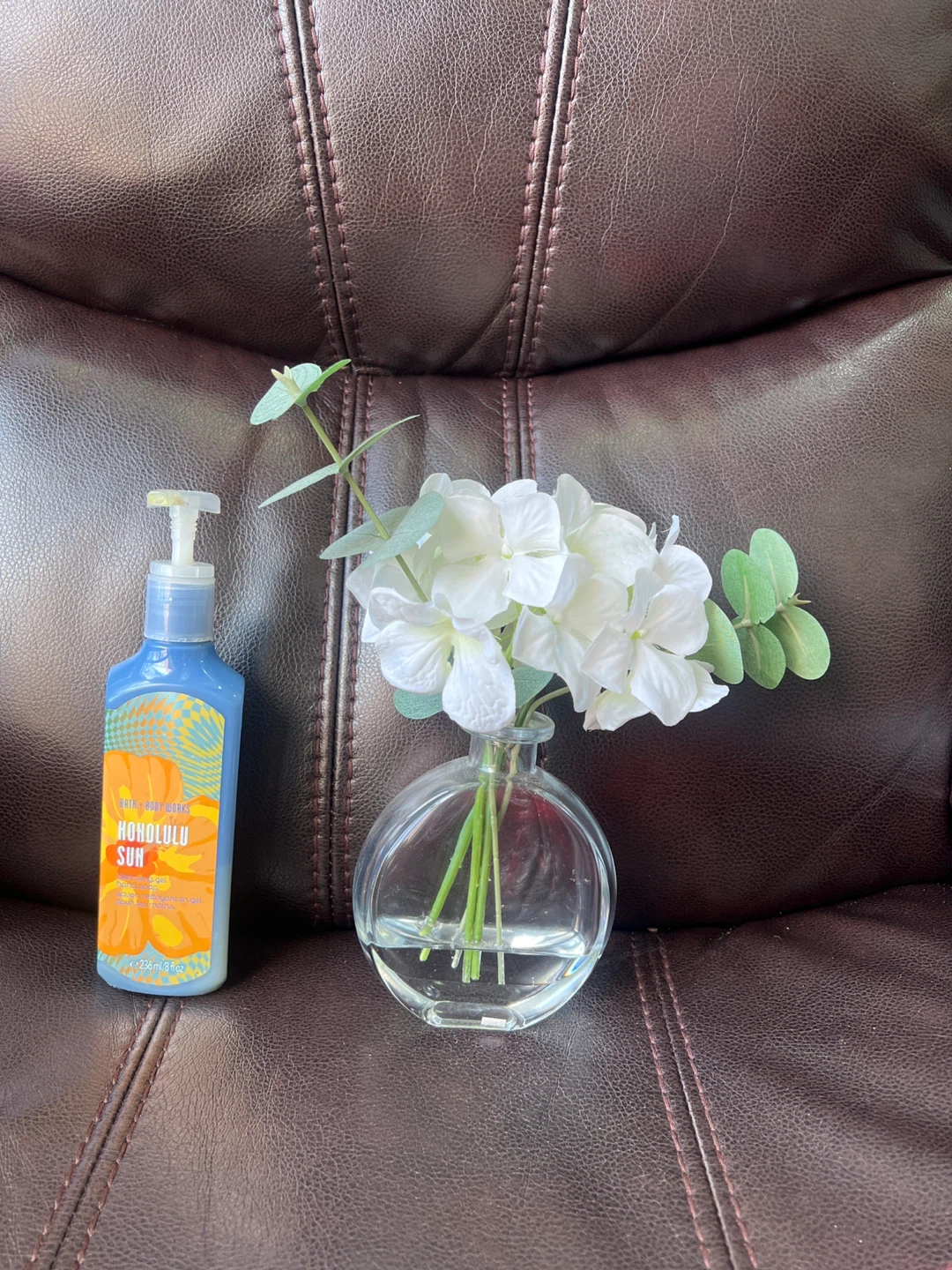 Clear Round Vase with White Flowers - photo 3