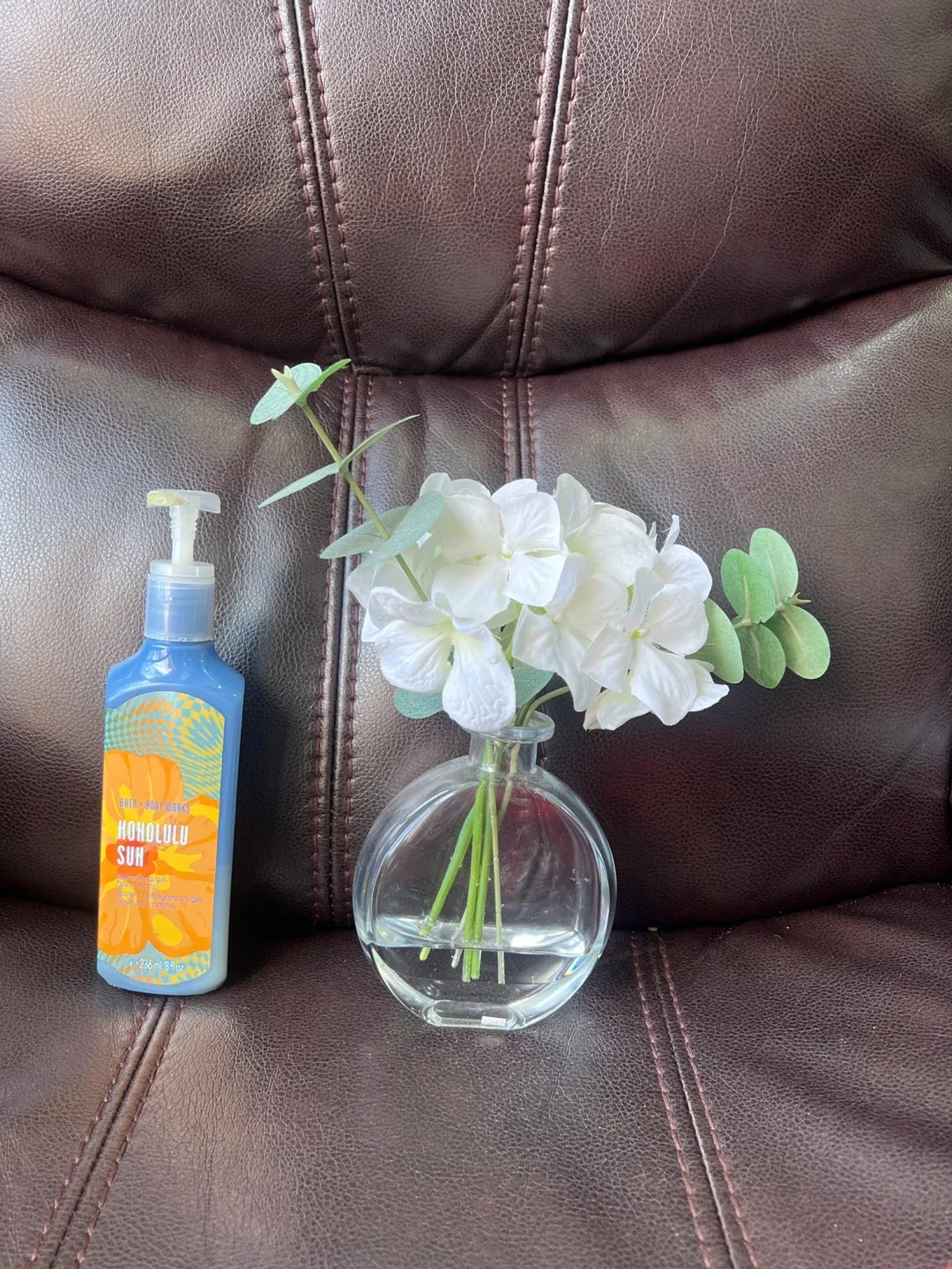 Clear Round Vase with White Flowers image indicator(3)