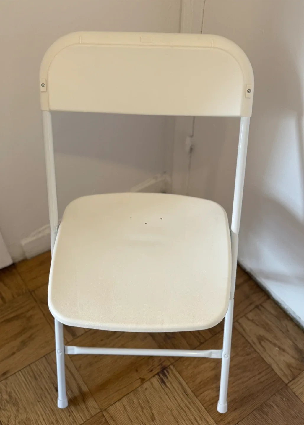 Set of 16 White Folding Chairs image indicator(2)