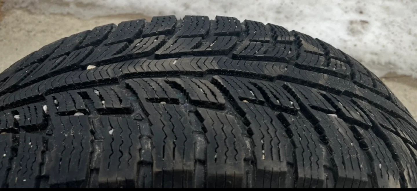 Set of 4 Winter Tires 235/65R17 with rim image indicator(2)