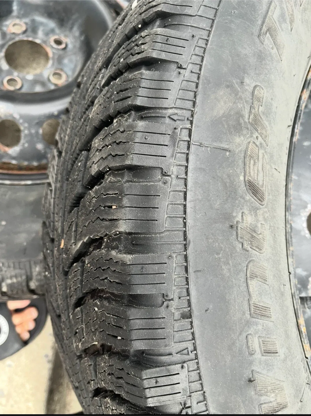 Set of 4 Winter Tires 235/65R17 with rim image indicator(6)