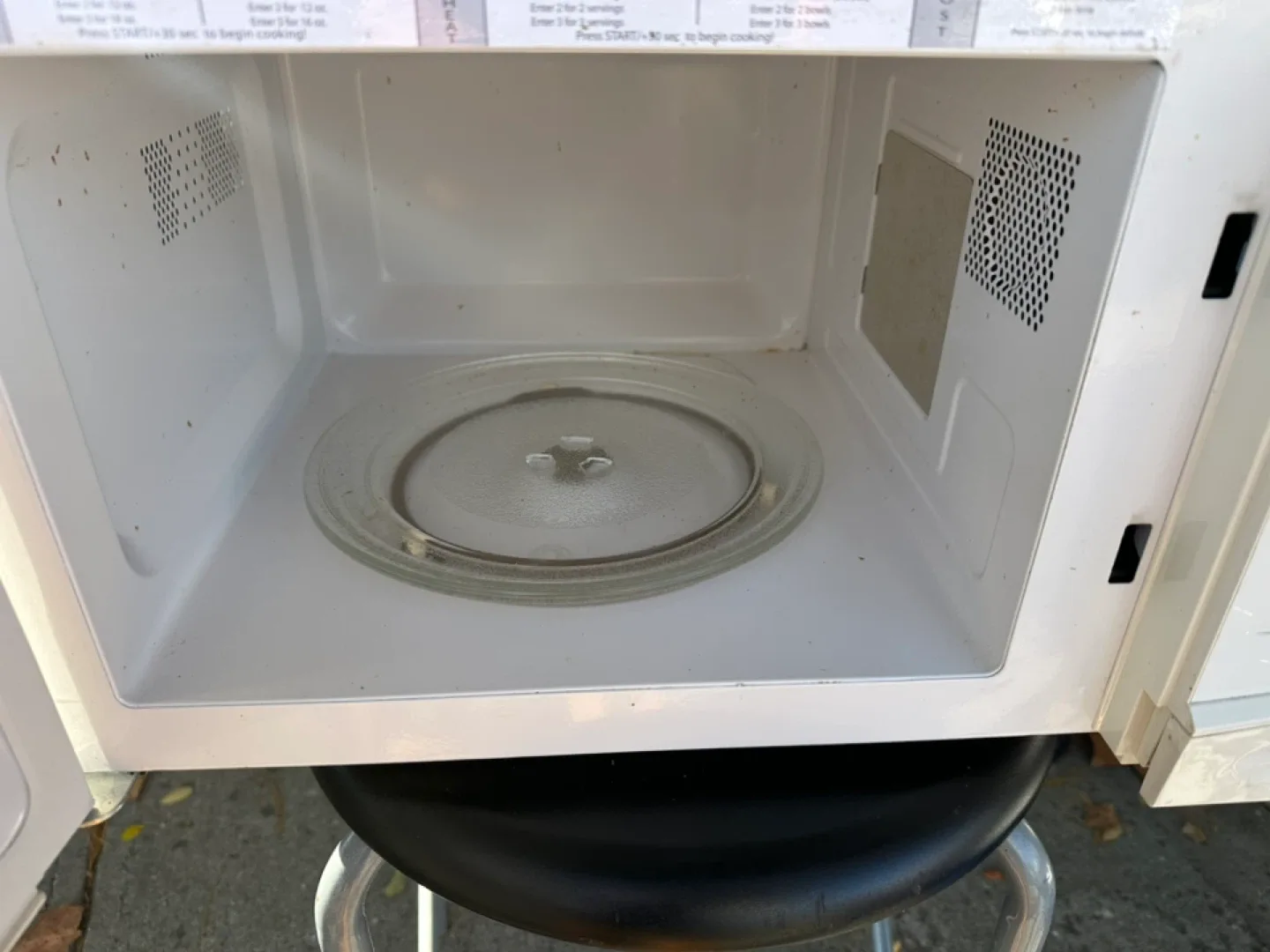 Frigidaire FFCM0934LW Microwave Oven image indicator(2)