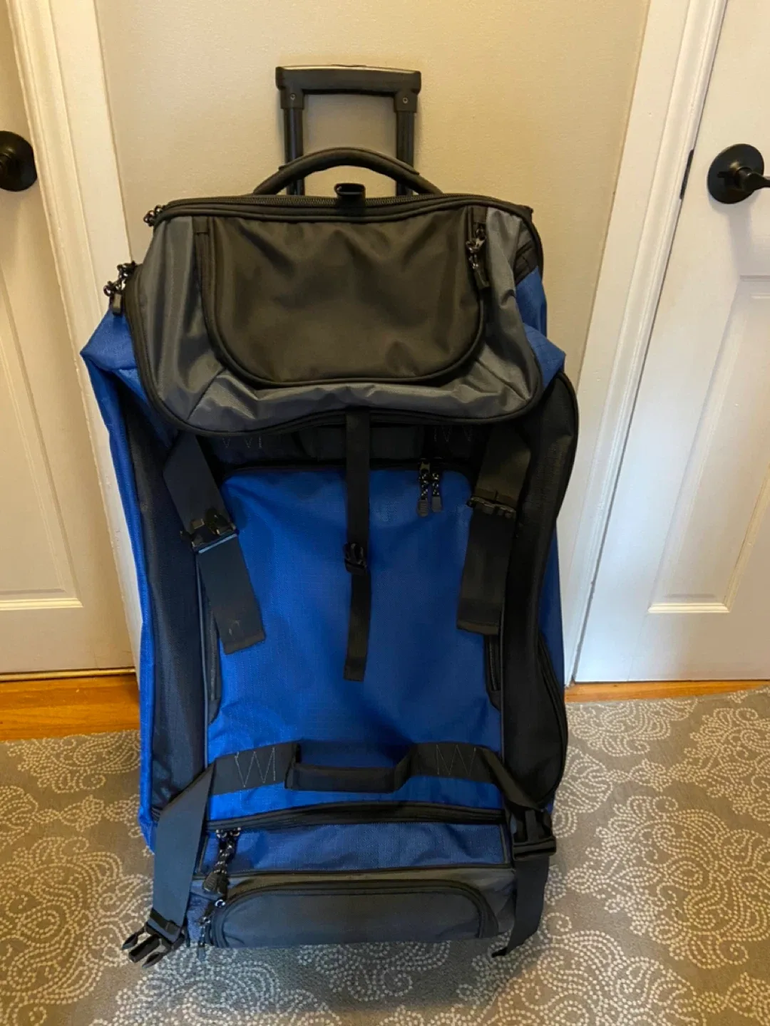 Amazon Basics Large Rolling Duffle Bag with Wheels and Handle image indicator(7)