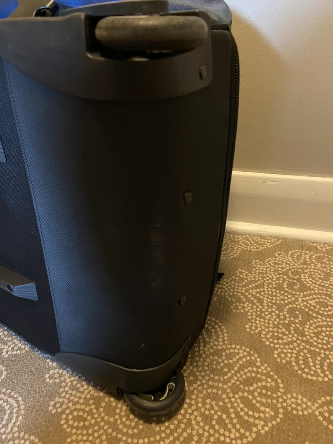 Amazon Basics Large Rolling Duffle Bag with Wheels and Handle image indicator(9)