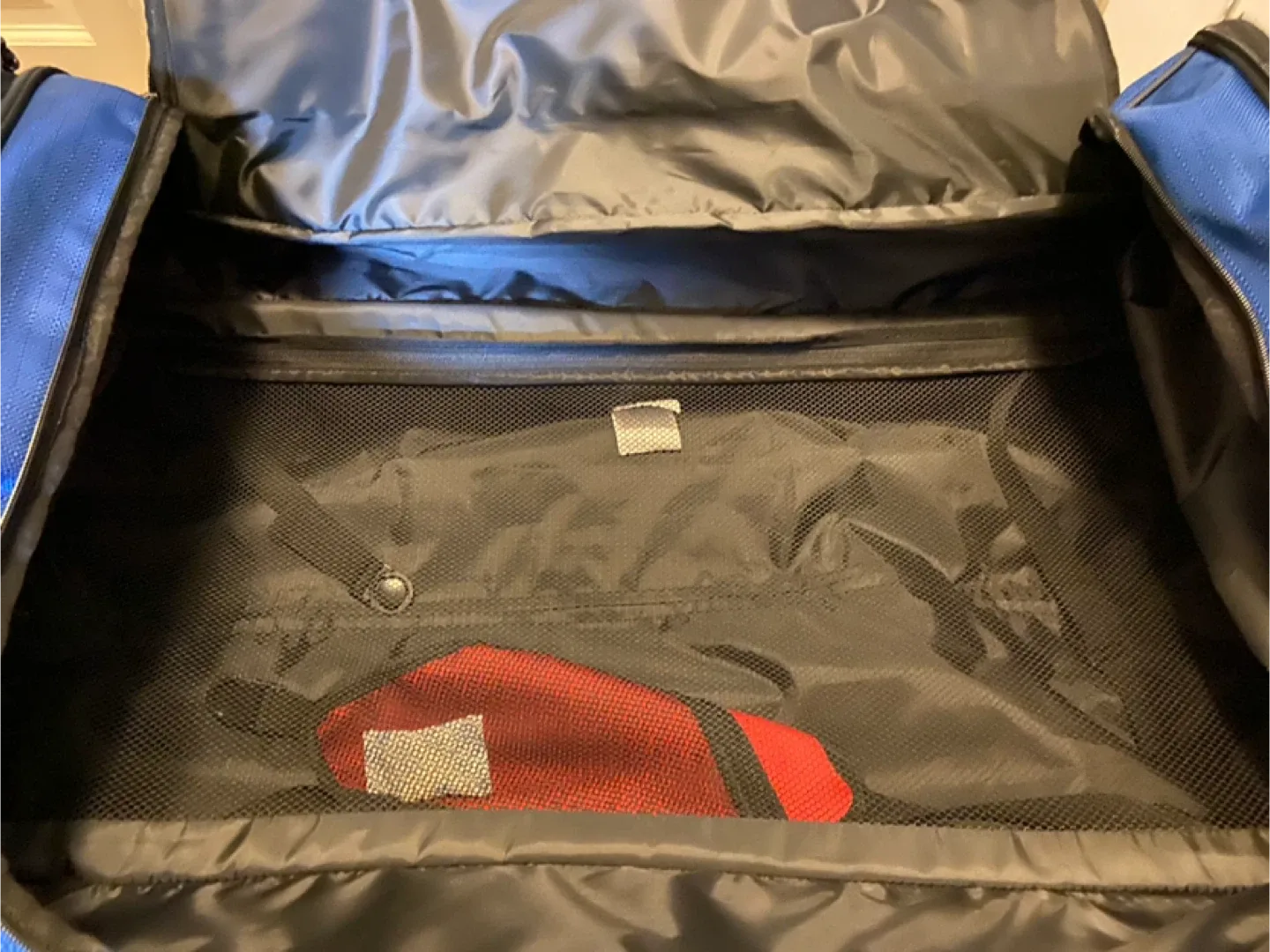 Amazon Basics Large Rolling Duffle Bag with Wheels and Handle image indicator(10)