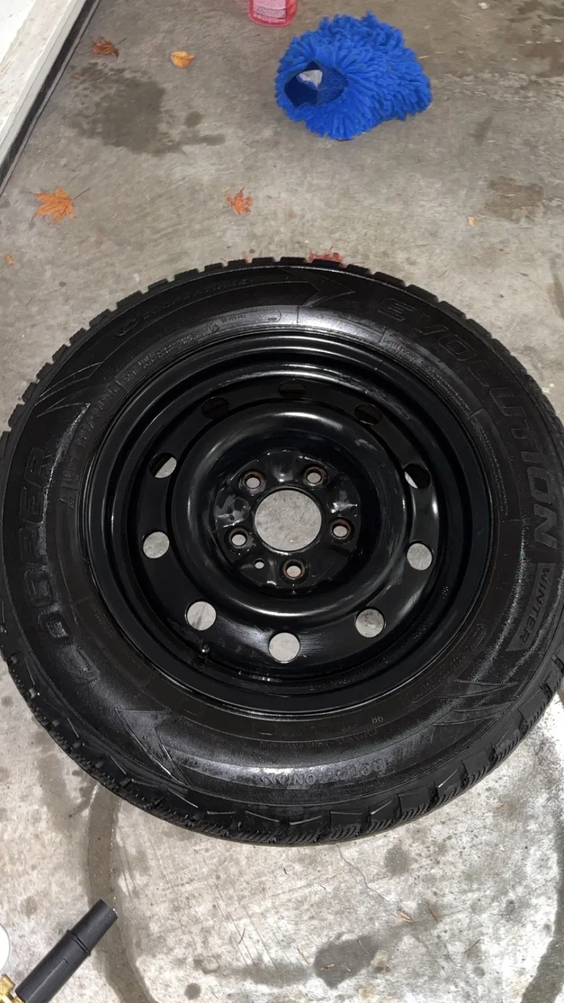 Cooper Evolution Winter Tire 195/65R15 image indicator(3)