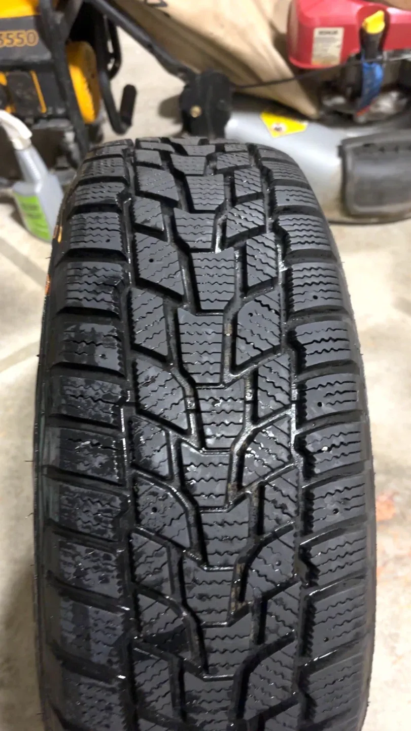 Cooper Evolution Winter Tire 195/65R15 image indicator(2)