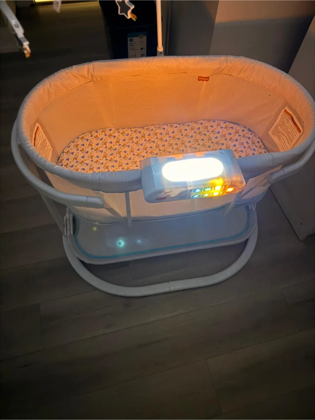 Fisher-Price Soothing Motions Bassinet image indicator(7)