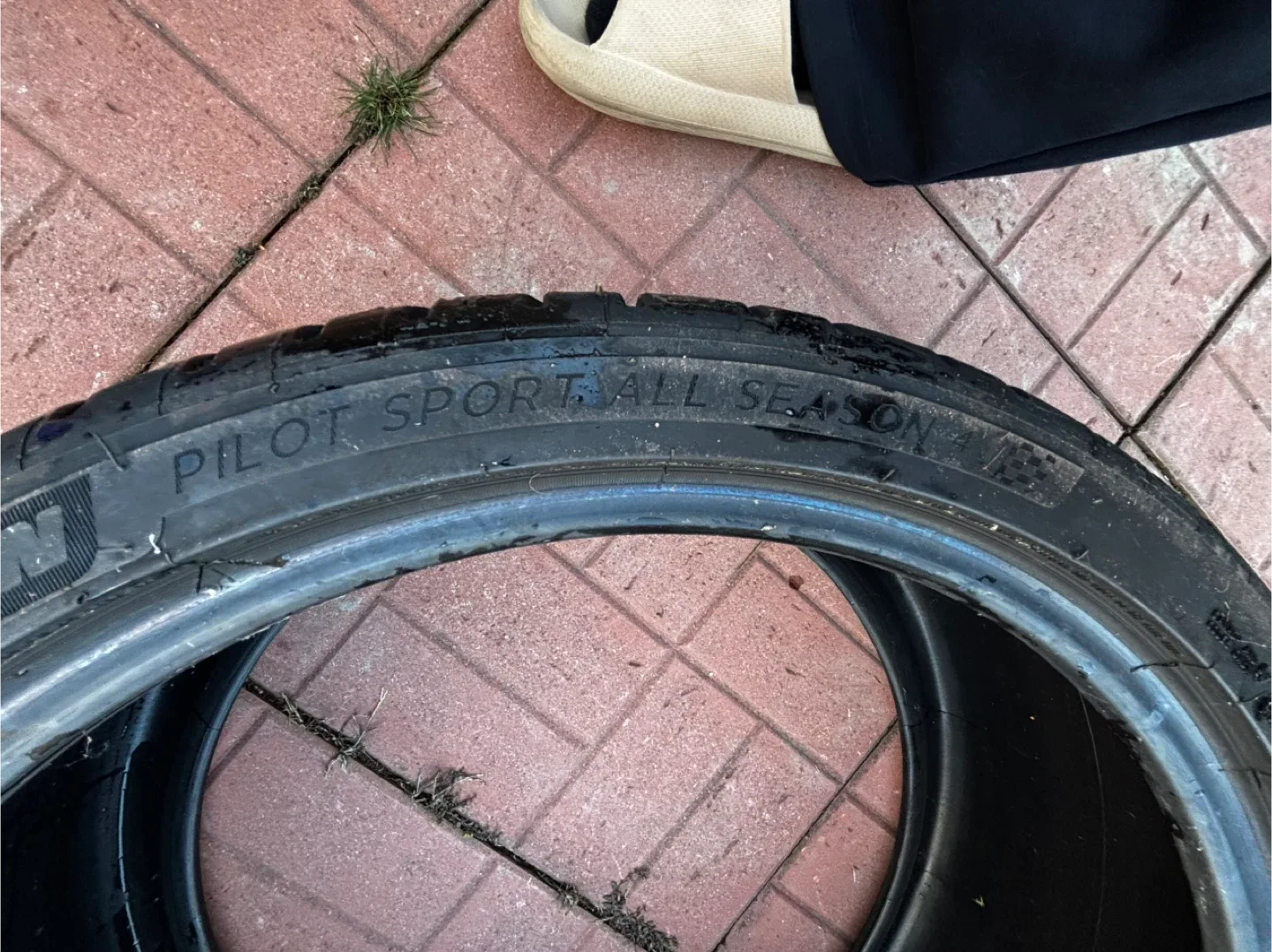 Michelin Pilot Sport All Season 4 Tires - 245/35ZR20 image indicator(2)