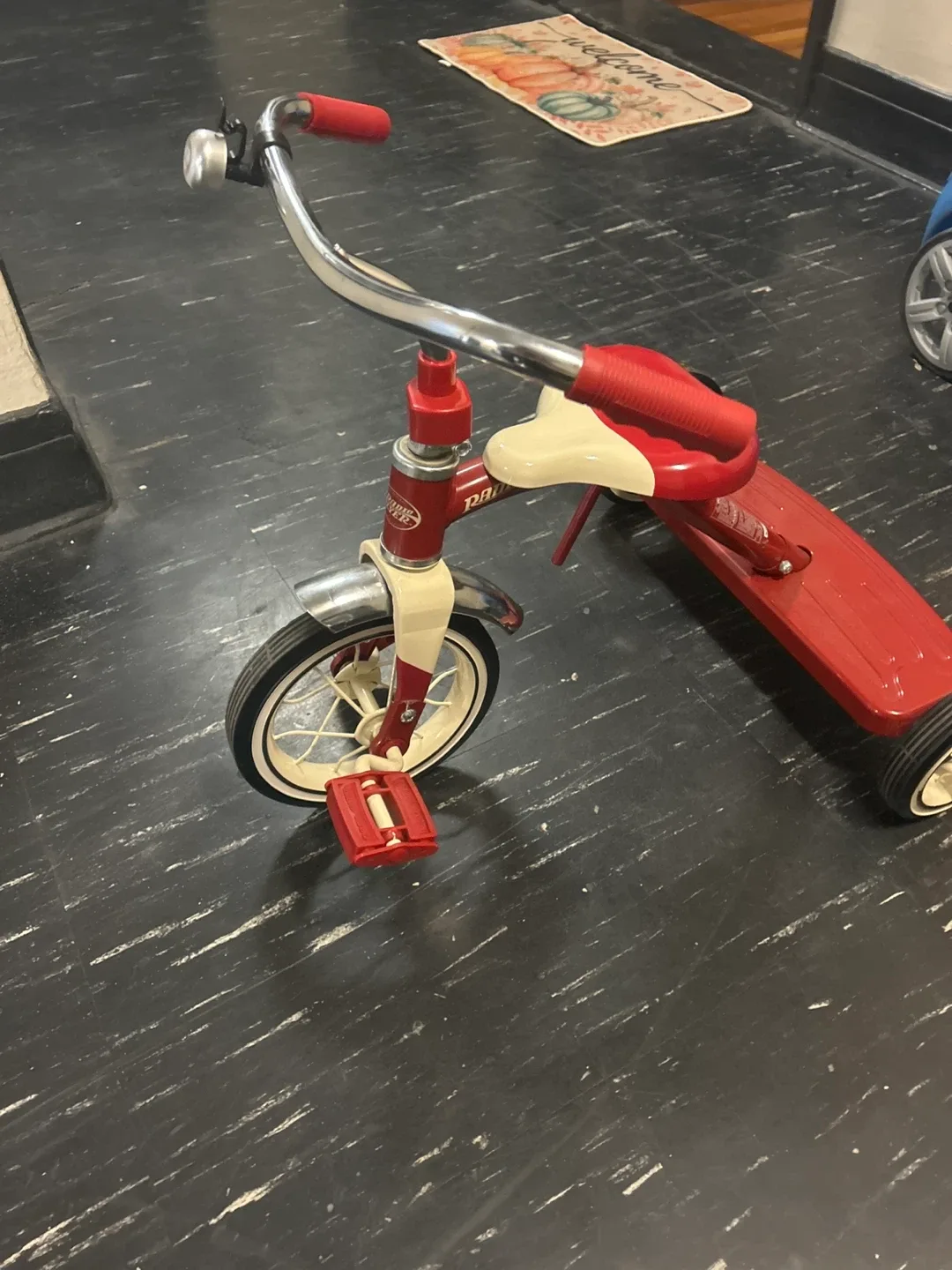 Radio Flyer Classic Red Tricycle image indicator(2)