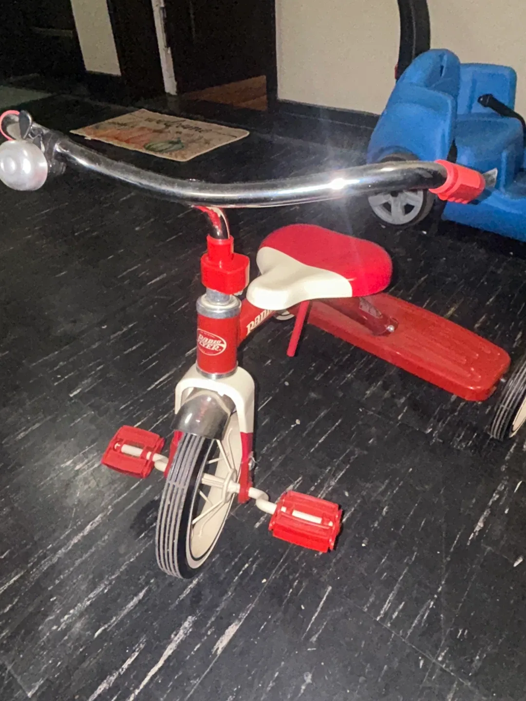 Radio Flyer Classic Red Tricycle image indicator(3)