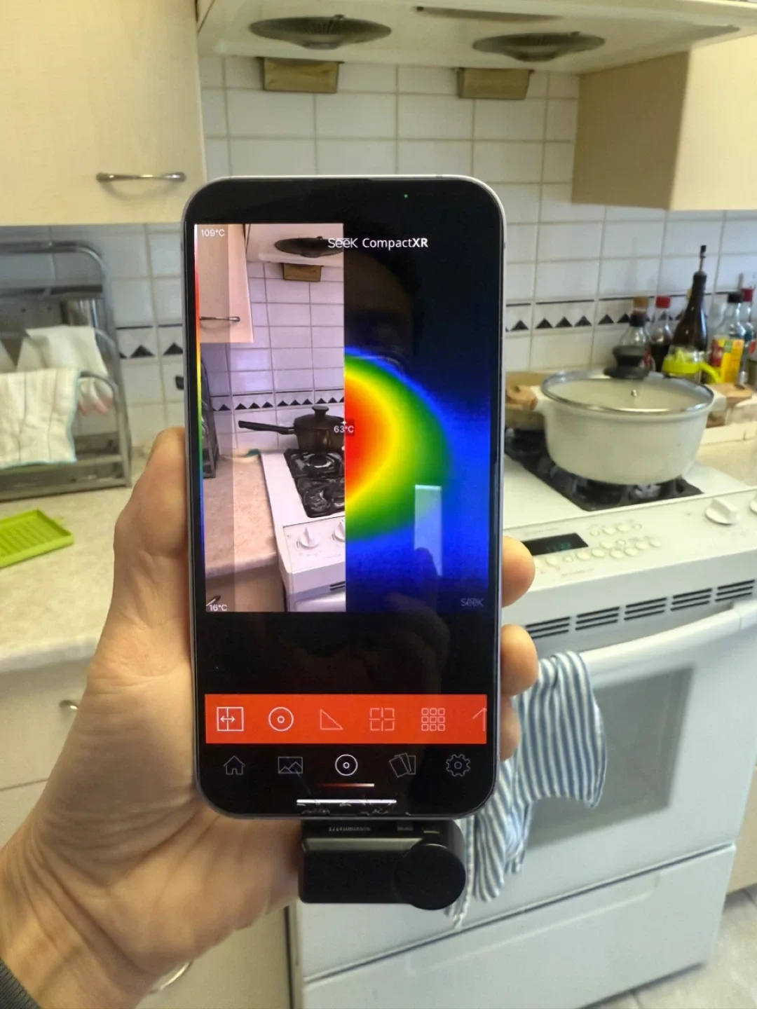 Seek CompactXR Thermal Camera for iPhone image indicator(2)