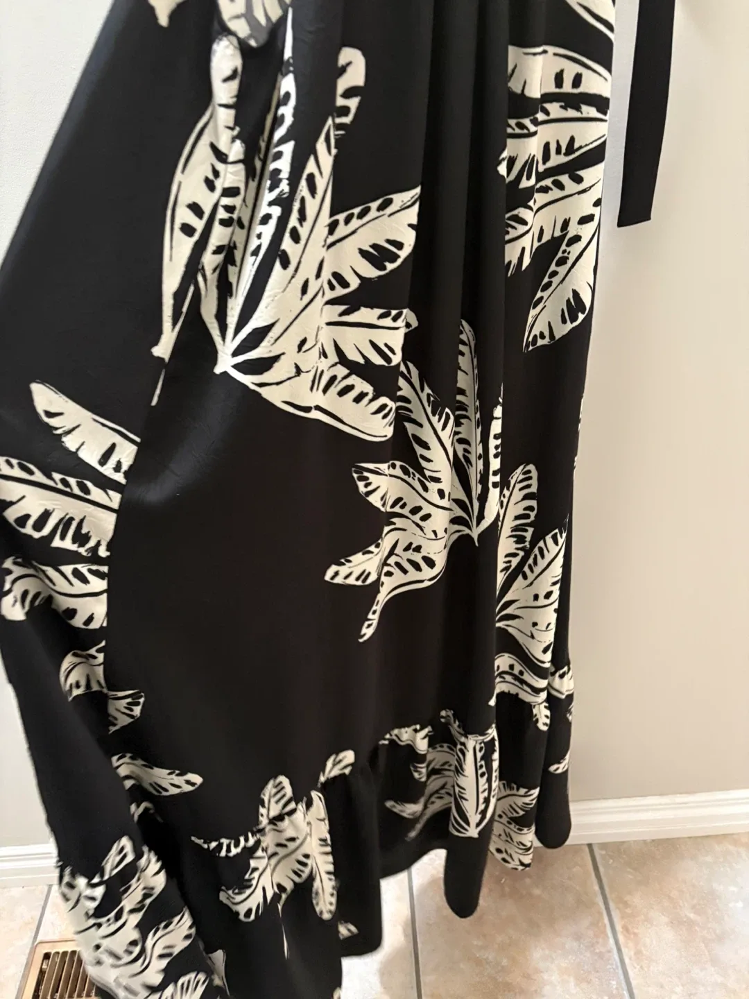 RW&CO. Black & White Leaf Print Dress - Size M/M image indicator(4)
