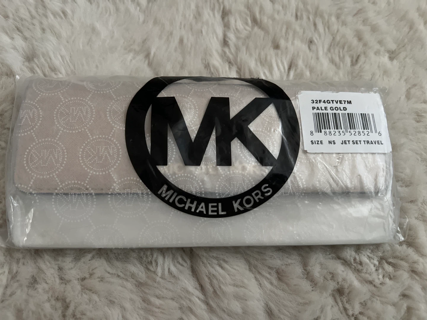 Brand New Michael Kors Jet Set Travel Wallet - Pale Gold - photo 3
