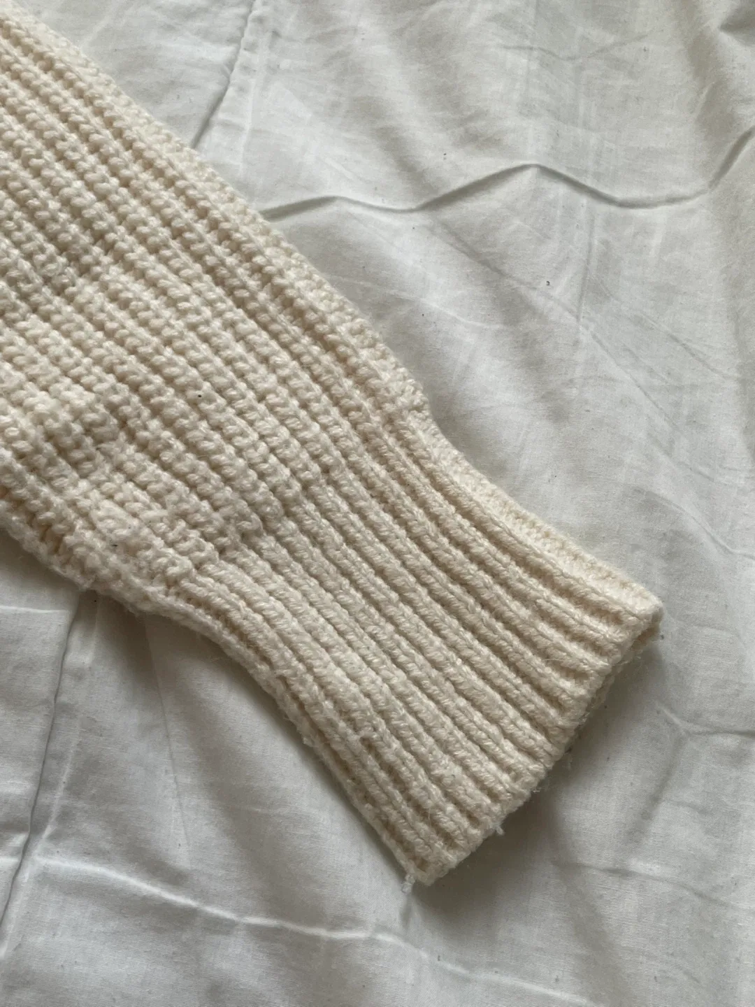 Uniqlo Cream Knit Sweater - Size M image indicator(5)