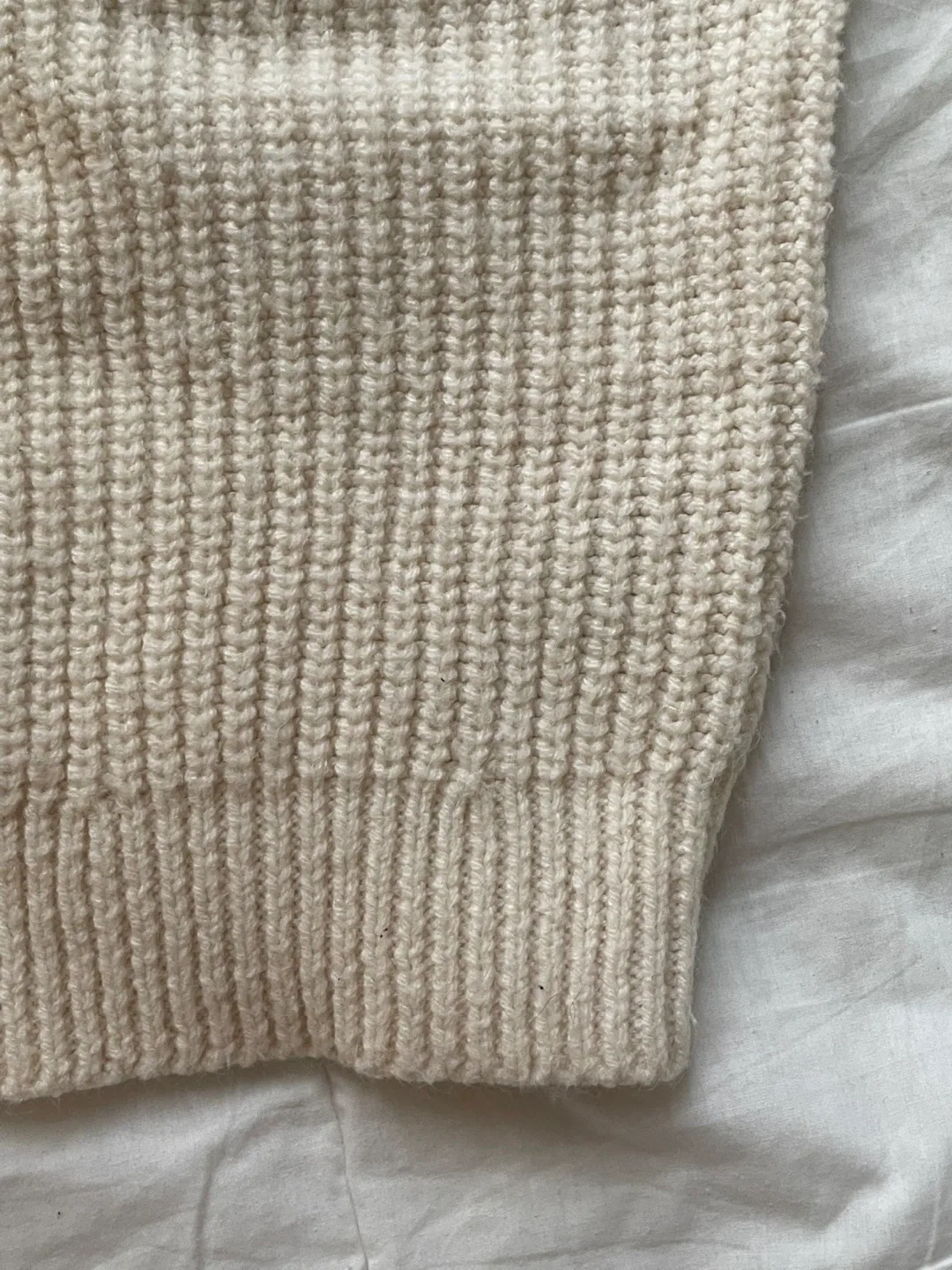 Uniqlo Cream Knit Sweater - Size M image indicator(6)