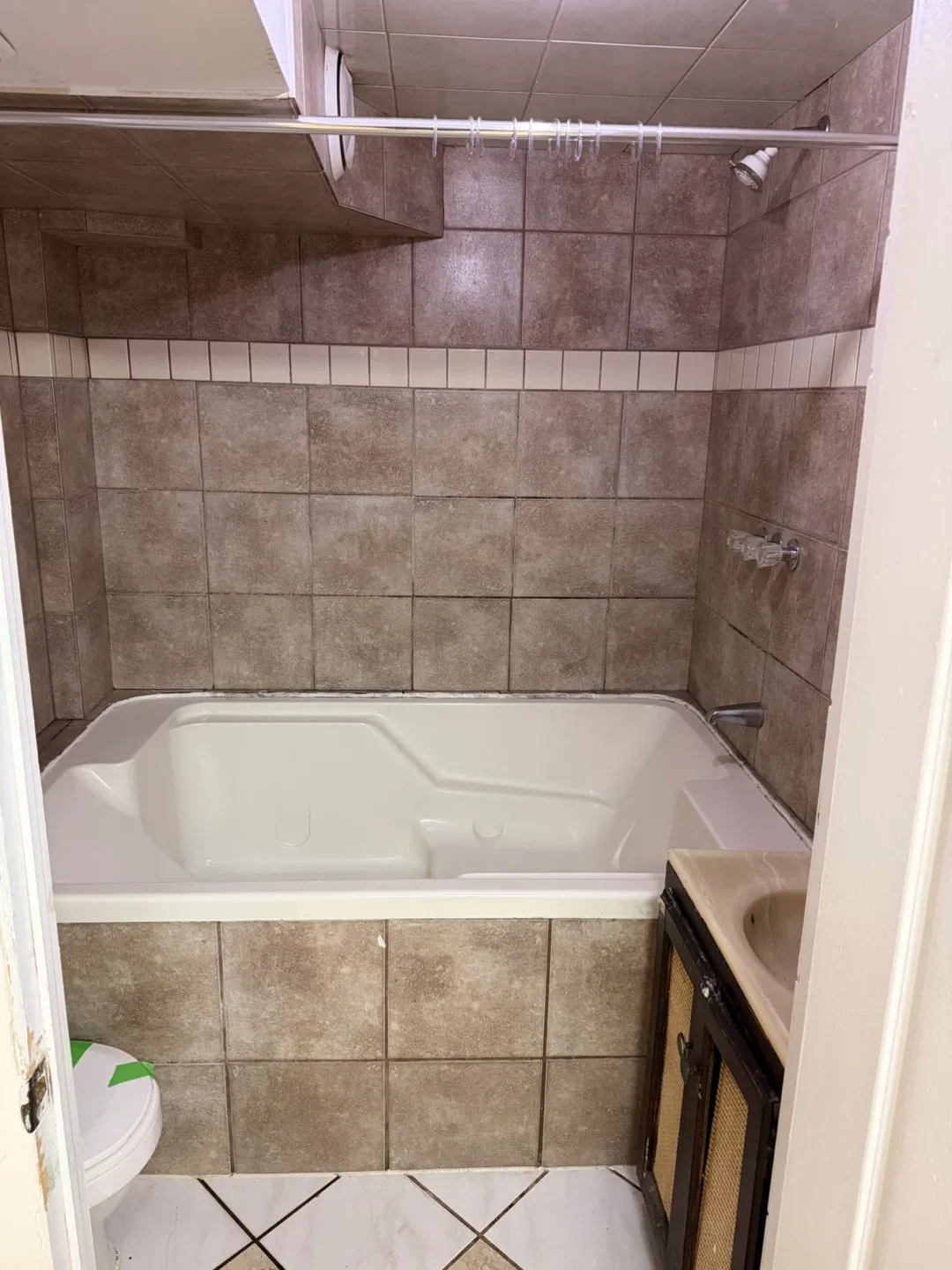 1 bedroom basement Apartment Separate entrance for rent image indicator(5)