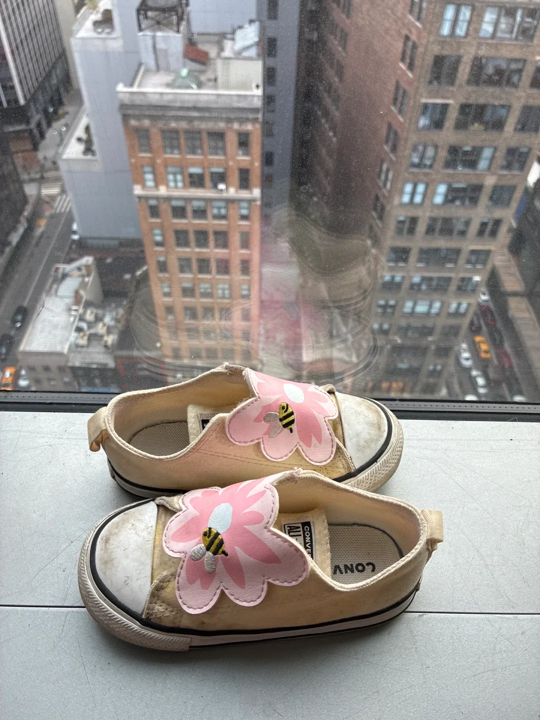 Converse Kids Toddler Size 8 Flower Bee Shoes sneakers image indicator(2)