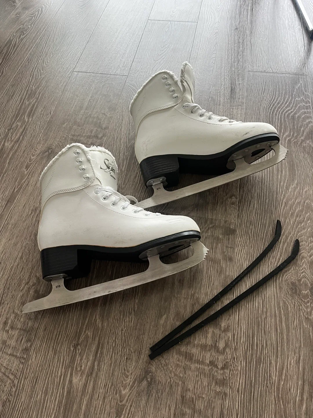 Jackson SoftSkate White Figure Skates US size 9 image indicator(3)