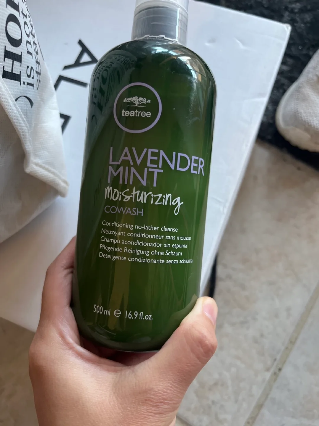 Premium Salon grade shampoo image indicator(2)