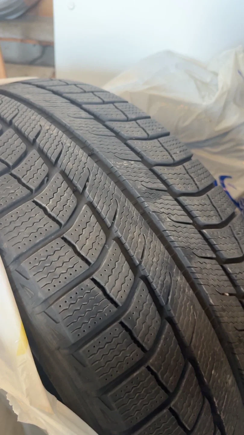 275/45-20 Michelin X-ice winter tires image indicator(2)