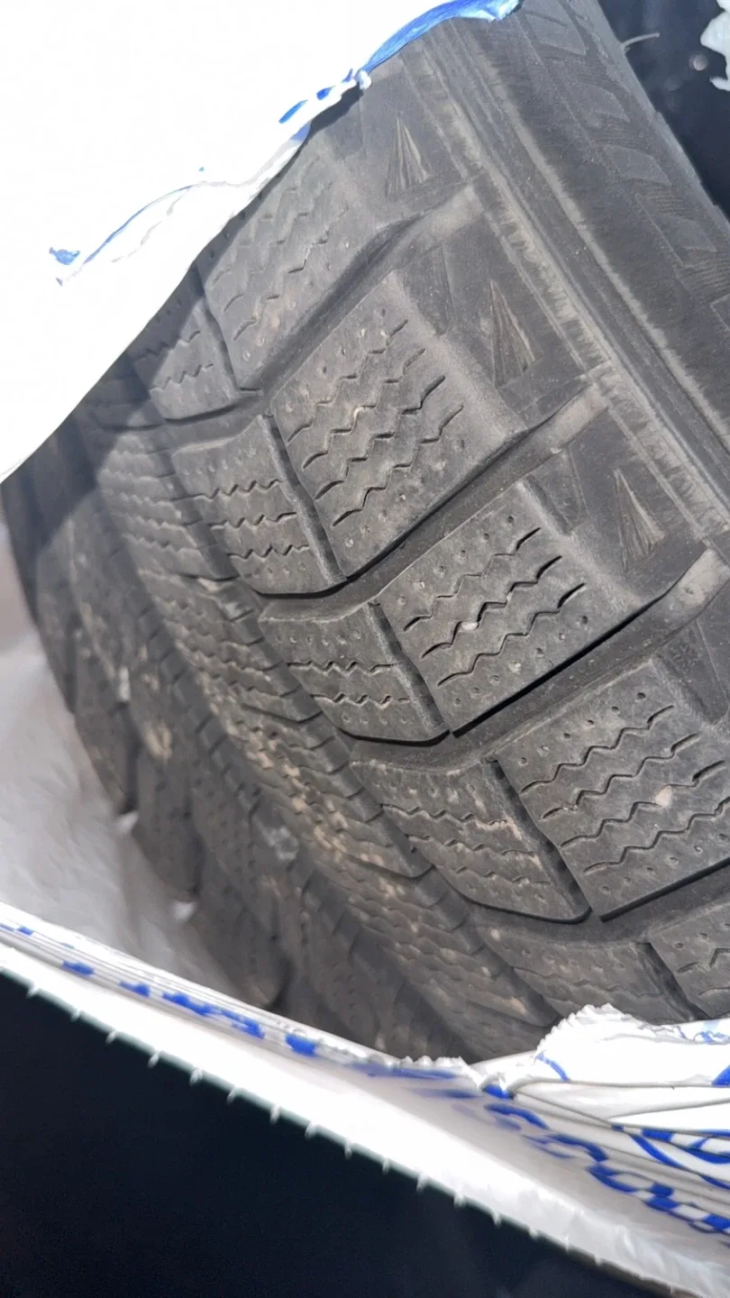 275/45-20 Michelin X-ice winter tires image indicator(3)