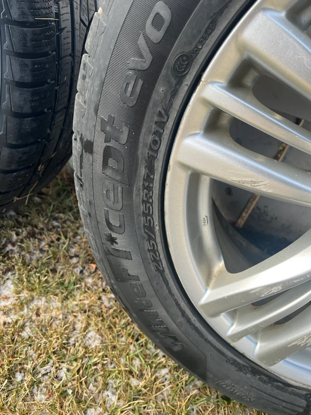 Hankook Winter i*cept evo 225/55R17 Tires image indicator(2)