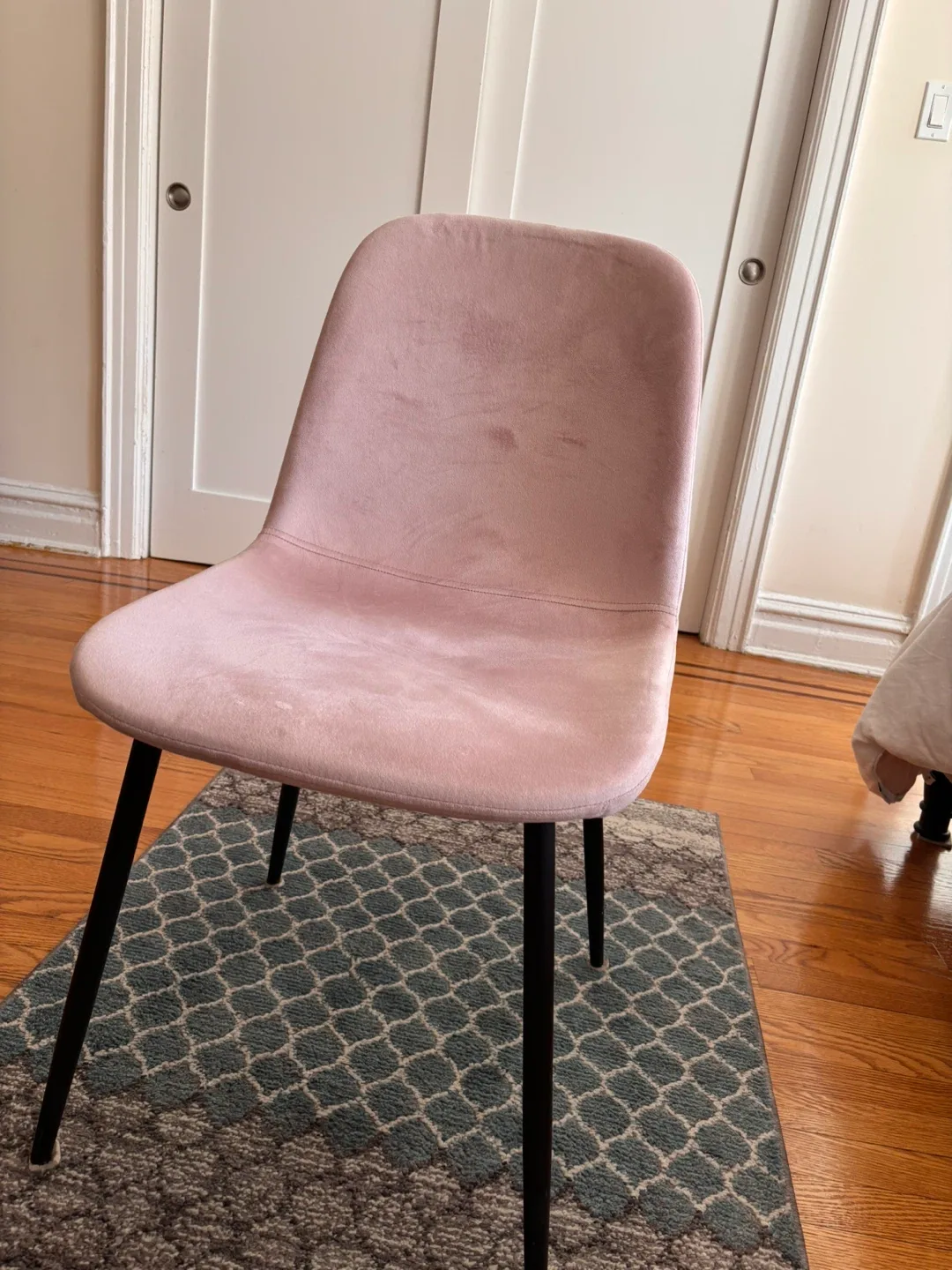 Round Dining Table with 4 Pink Velvet Chairs image indicator(6)