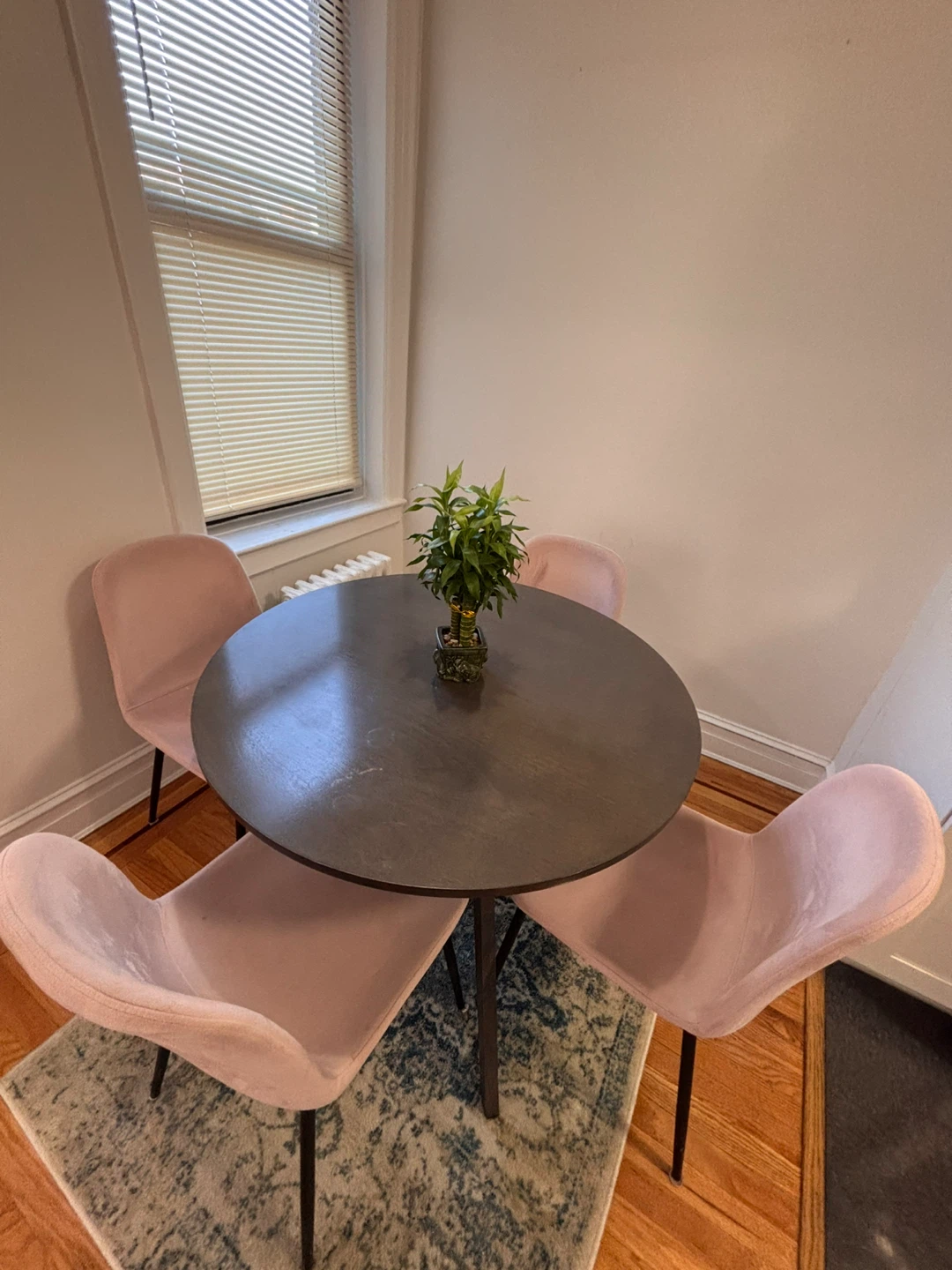 Round Dining Table with 4 Pink Velvet Chairs