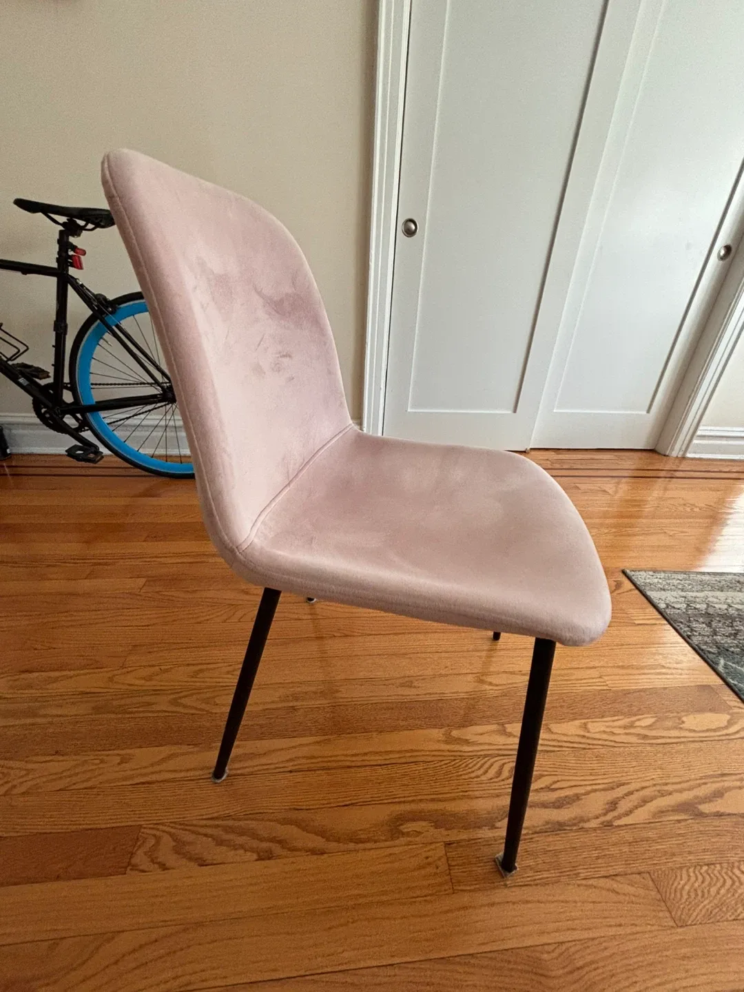 Round Dining Table with 4 Pink Velvet Chairs image indicator(8)