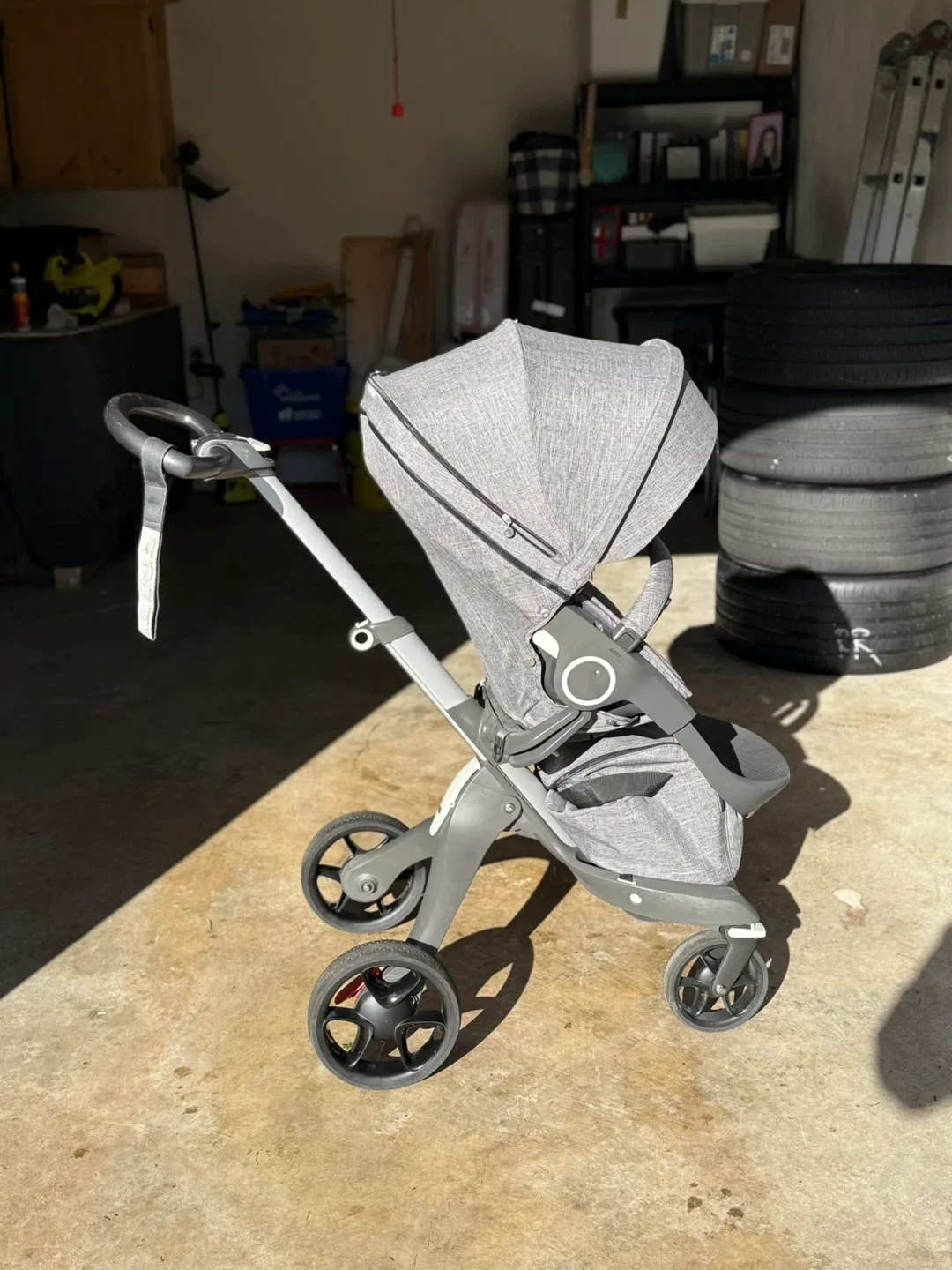 Stokke Xplory Stroller – Excellent Condition (Grey) image indicator(3)