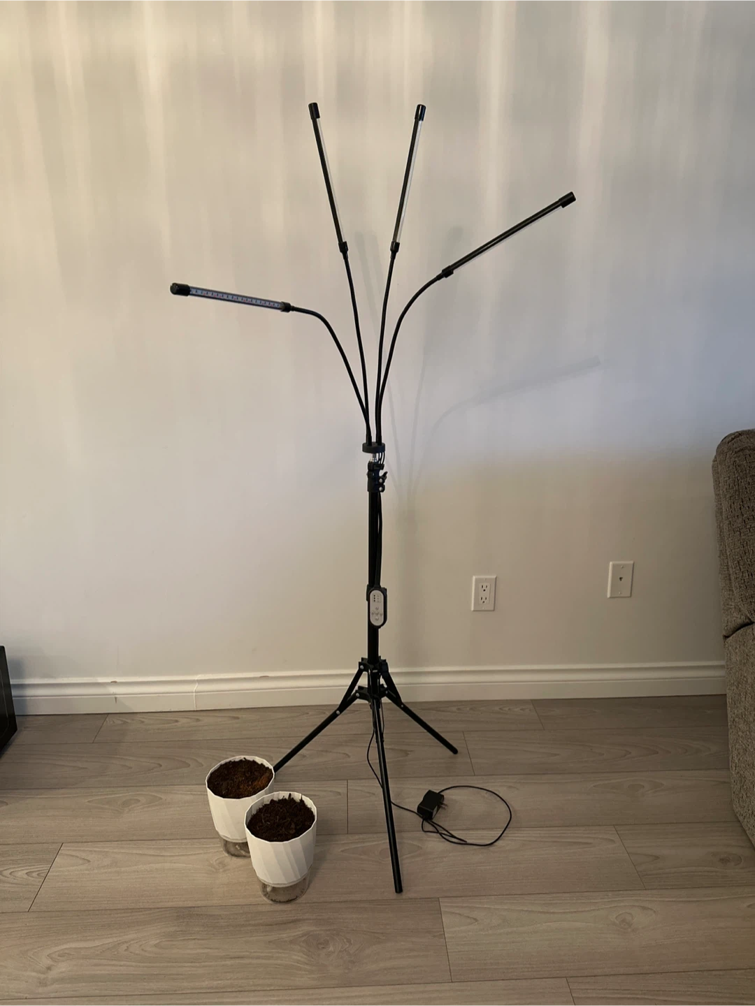 LED Grow Light with Tripod Stand & 2 Pots - photo 2